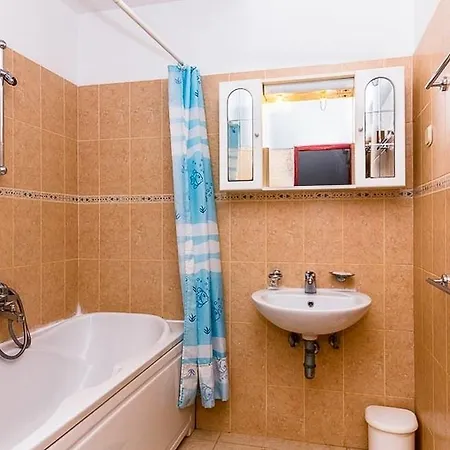Tudor Hotel 3*